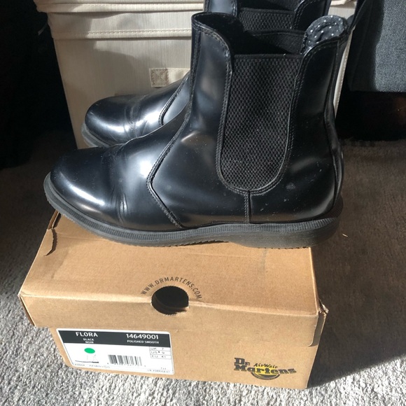 DR. MARTENS/DOC MARTENS Flora Chelsea Boot (Black Polished Smooth Leather) - Picture 5 of 8